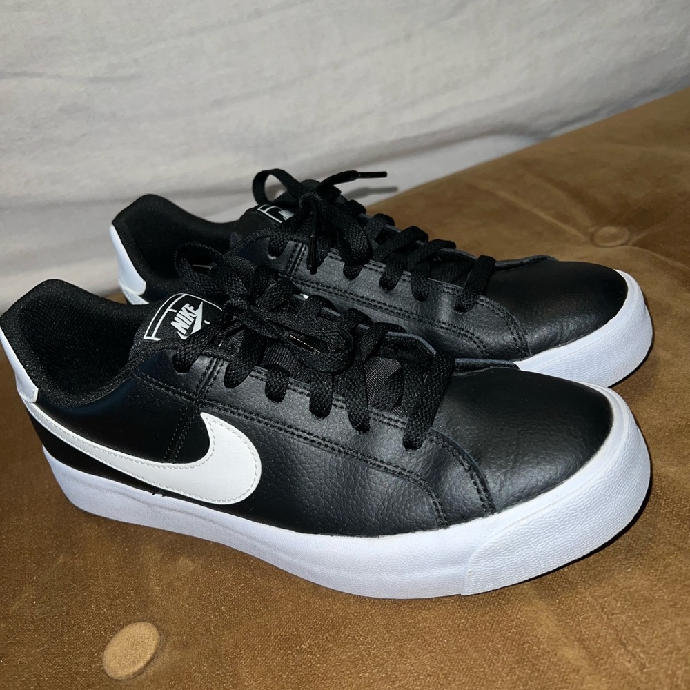 Nike Women’s Black and White Sneakers